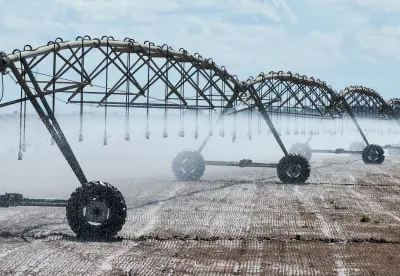 Foto mostra lavoura sendo irrigada por pivô central