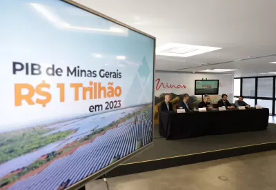 Foto mostra governador Romeu Zema, o vice professor Mateus e secretários detalhando o resultado do PIB