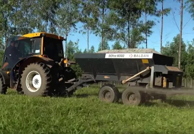 Foto mostra trator aplicando agrosilício no solo