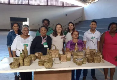 Artesãos e as peças de artesanato