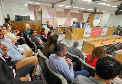 Foto mostra secretário Thales Fernandes durante audiência de prestação de contas à Assembleia Legislativa