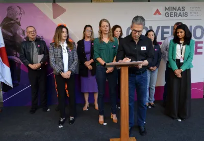 Foto mostra governador Romeu Zema assinando o protocolo de intenções