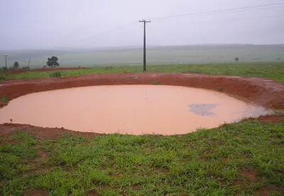 Foto mostra bacia de captação com águas de chuvas