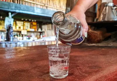 Foto mostra cachaça sendo servida no copo