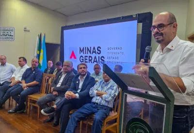 Foto mostra vice governador, Professor Mateus, fazendo o anúncio das entregas