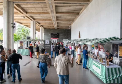 Foto mostra barracas da feira e comercialização dos produtos na Assembleia Legislativa