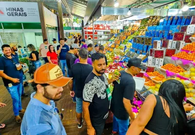 Foto mostra o movimento de uma feira livre da agricultura familiar