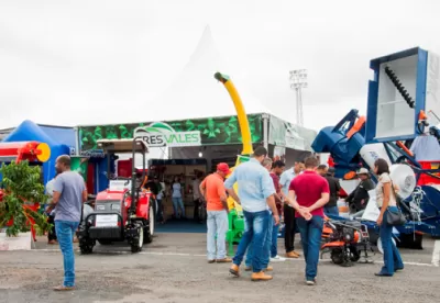 Foto mostra área de exposição de máquinas na Feragro, em Capelinha