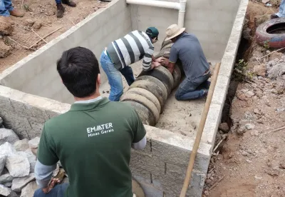 Foto mostra construção da fossa Tevap