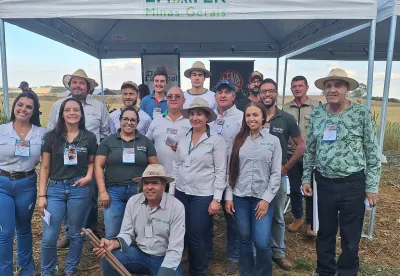 Foto mostra equipe da Emater-MG