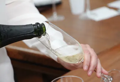 Espumante sendo servido em taça de vidro