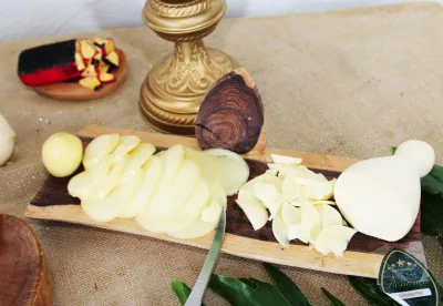 Tábua com queijo picado
