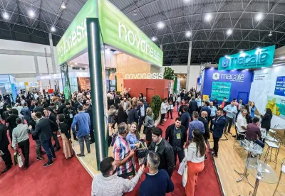 Foto mostra visão geral da feira de exposição de máquinas