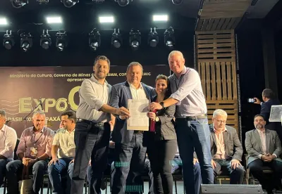 Quatro pessoas seguram documento da portaria de caracterização do Vale do Mucuri como região produtora do Requeijão Moreno