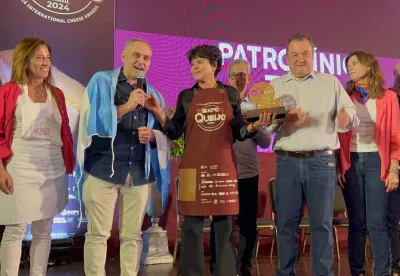 Grande campeão da Expoqueijo recebe troféu enrolado na bandeira da Argentina