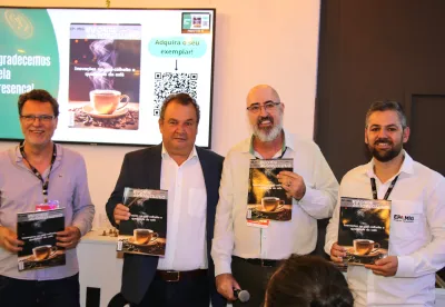 Foto mostra secretário Thales Fernandes e pesquisadores da Epamig com os exemplares do Informe Agropecuário