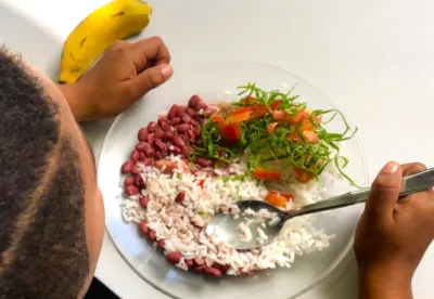 Criança merendando na escola