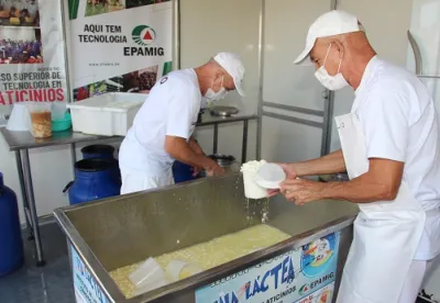 Foto mostra fabricação de produtos lácteos na miniusina da Epamig
