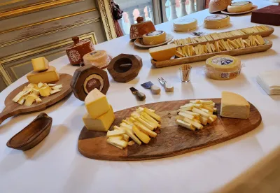 Mesa com variados queijos expostos
