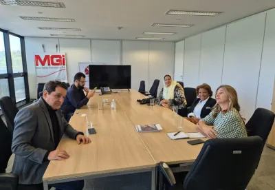 Foto mostra reunião com a empresária paquistanesa Hafiza Naheed, interessada em importar grãos e açúcar de Minas Gerais