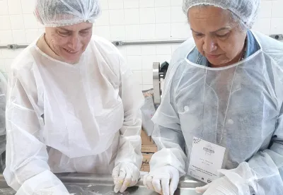 Foto mostra produtores rurais passando por cursos de qualificação na setor da agroindústria