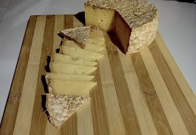 Foto mostra do queijo da região das Serras da Ibitipoca