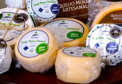 Foto mostra diversos Queijos Minas Artesanal produzidos na região do Cerrado