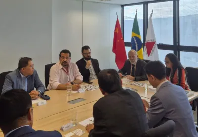 Foto mostra a reunião das equipes da Seapa e da Invest Minas com empresários chineses