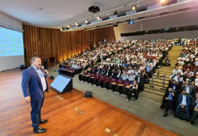 Foto mostra Secretário de Agricultura Thales Fernandes apresentando o desempenho do agro e ações do Governo de Minas durante o seminário