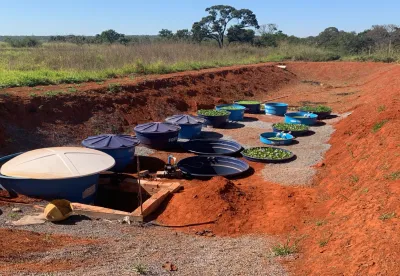 Sistema com várias caixas d'águas enterradas no chão que estão interligadas.