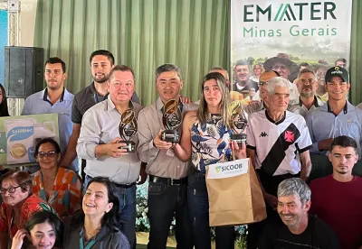 Vencedores do concurso posando para foto