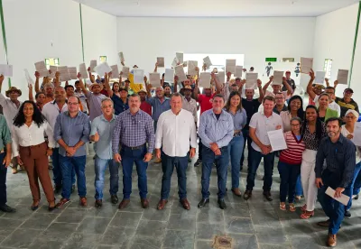 Entrega de títulos em Chapada Gaúcha