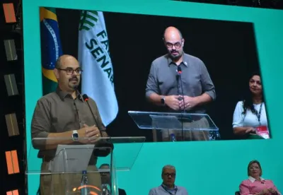 Vice-governador Professor Mateus discursando na SIC