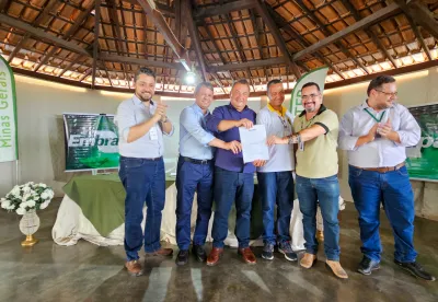 Secretário Thales e outros responsáveis entregando o projeto de caracterização