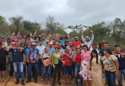 Comunidade de Aparecida de Baixo com agentes da Defesa Civil