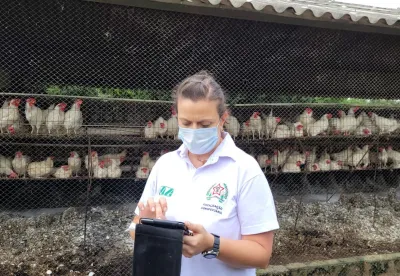 Pessoa em frente a granja