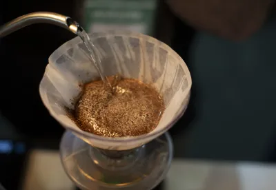 Café sendo coado em coador de pano