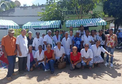 Foto mostra os assentados reunidos na associação