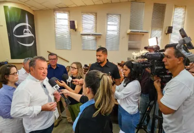 O secretário de Agricultura, Thales Fernandes, e a presidente do IMA, Luiza Castro, durante coletiva em Montes Claros
