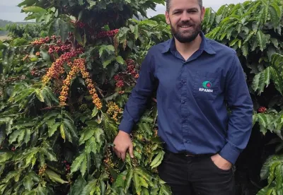 Pesquisador da Epamig Denis Nadaleti junto à variedade de café premiada