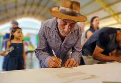 As entregas fazem parte da maior distribuição de títulos já realizada na região