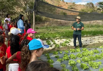 Técnico do escritório local da Emater-MG acompanha estudantes em visitas a hortas de agricultores familiares