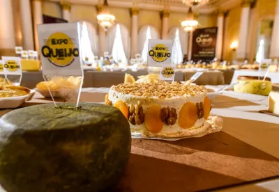 queijos expostos numa mesa