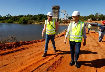 Governador vistoria obras da ponte sobre o Rio São Francisco, que já alcançam 50% de execução