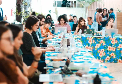 Pessoas sentadas à mesa