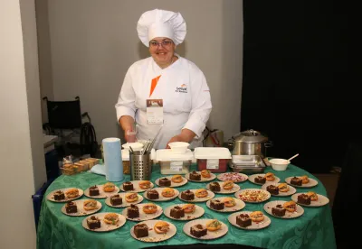 Assessora do Senac bolinhos de feijão e um brownie de feijão com arroz 