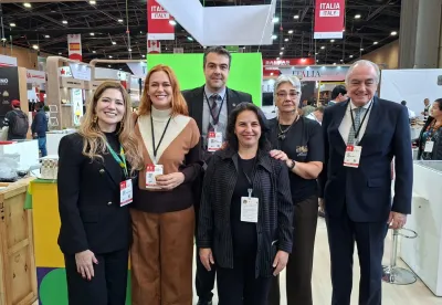 A coordenadora da missão pela Seapa, Manoela Teixeira de Oliveira, junto aos representantes das empresas mineiras que participaram da Alimentec 2026