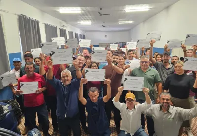 Produtores que receberam kits de irrigação exibem certificado junto ao secretário Thales Fernandes
