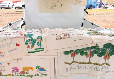 Bordados feitos pelas mulheres de Andrequicé retratam o Sertão