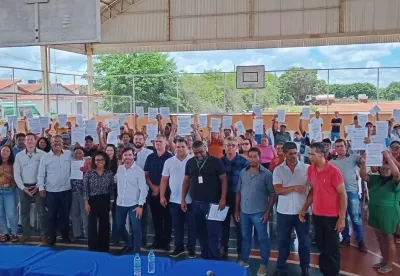 Agricultores com títulos de regularização de propriedade da terra em mãos